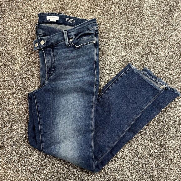 Good American Good Classic Crossover Straight Jeans - Picture 9 of 9